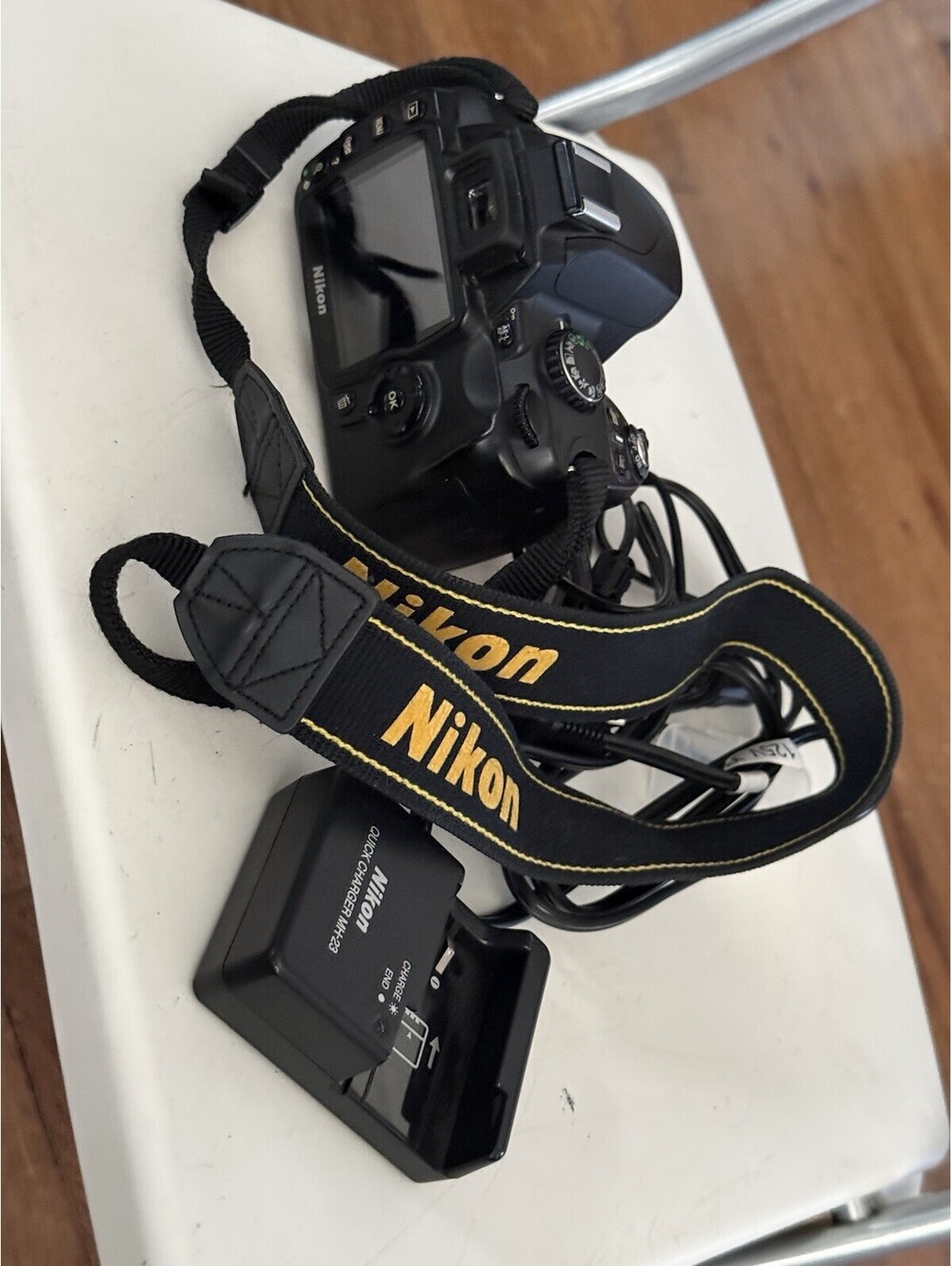 Nikon D40 Digital SLR Camera Body Only W/battery , Charger , Bundle ( Read)